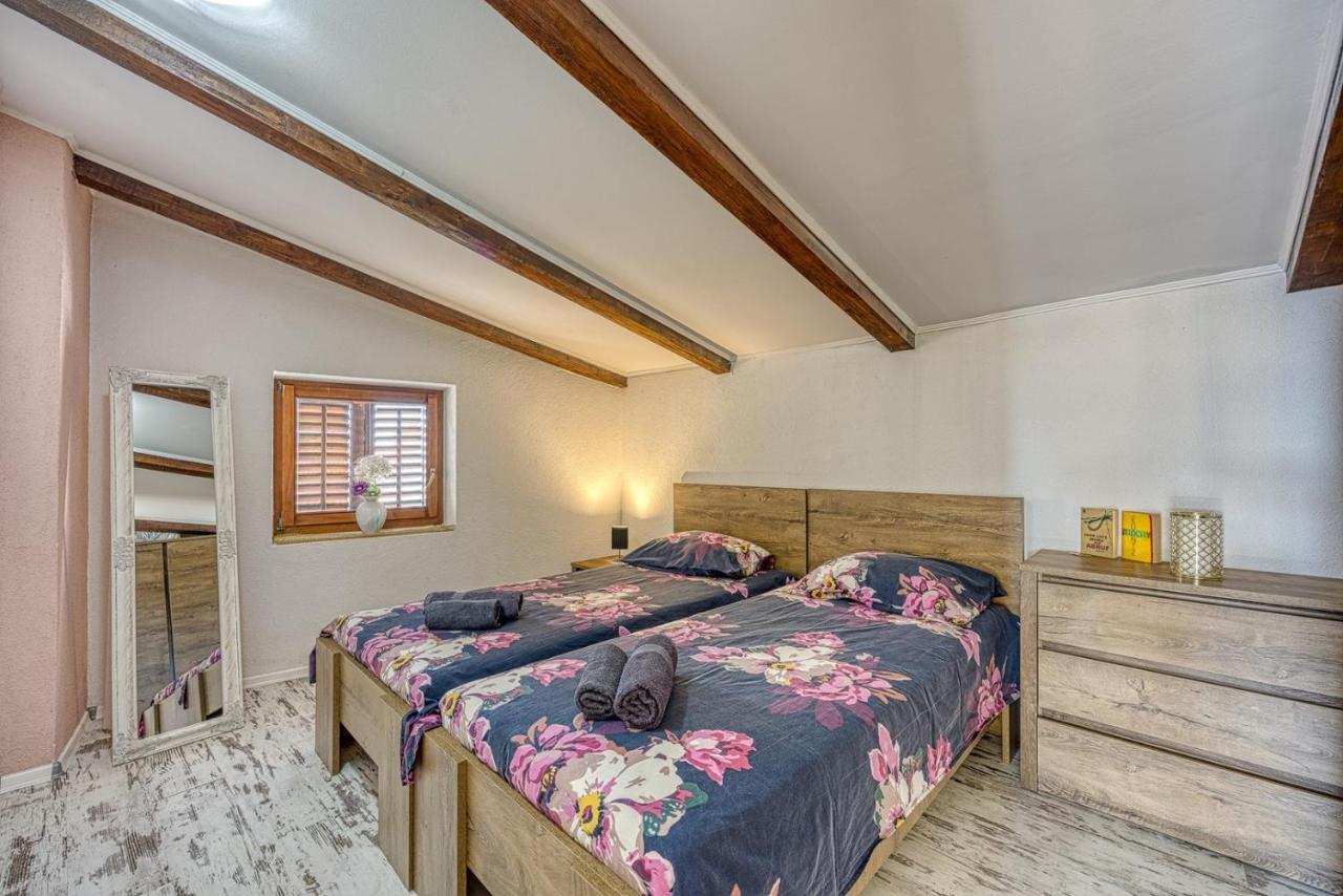Old Town Apartments In Umag Ngoại thất bức ảnh